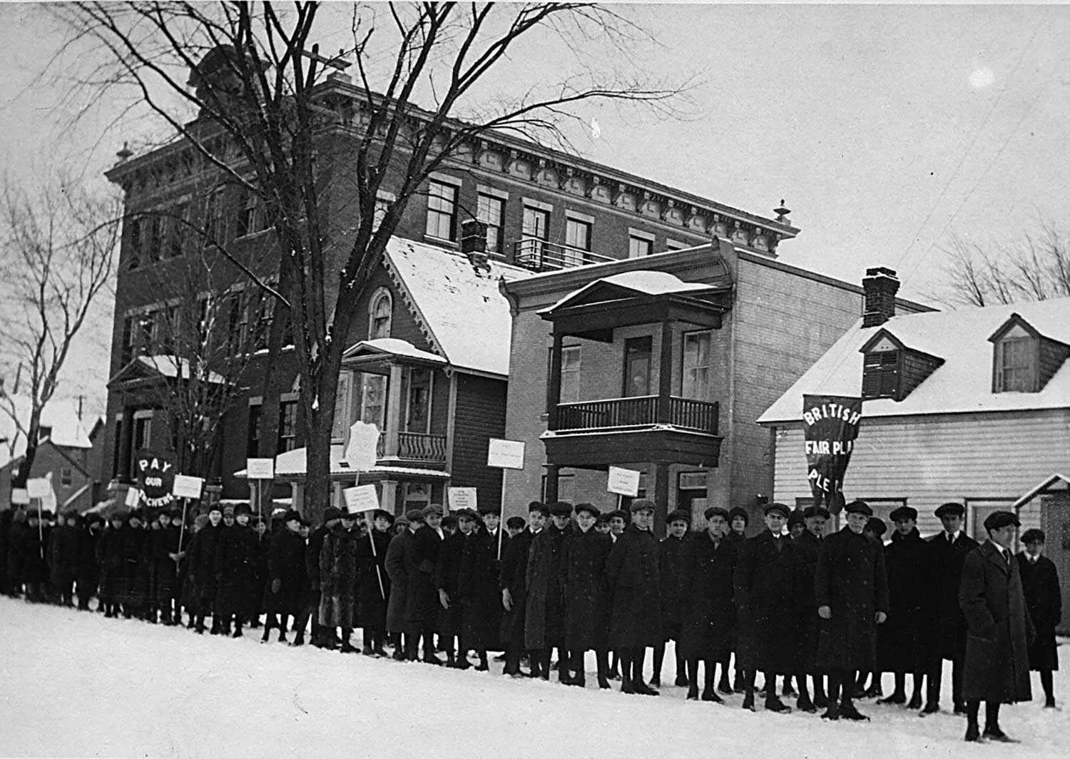 Students demonstrating against Regulation 17 outside Brébeuf School on Anglesea Square in Ottawa’s Lowertown, in late January or early February, 1916 / [Le Droit, Ottawa]. University of Ottawa, Association canadienne-française de l’Ontario archive (C2), Ph2-142a.