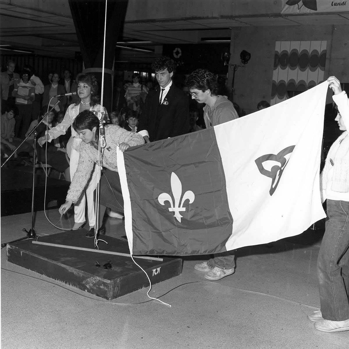 Raising the Franco-Ontarian flag for the first time at the University of Ottawa, 1974. (Archives of the University of Ottawa, AUO-PHO-NB-6-1983-6).