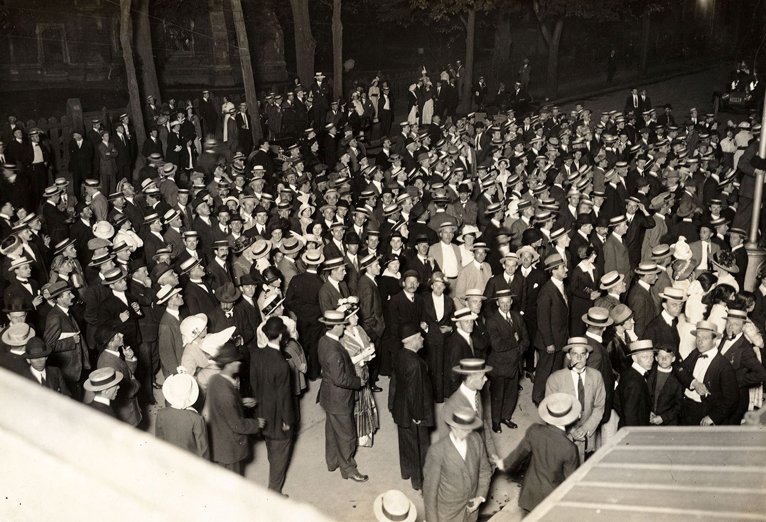 “War declared!” Scene outside the Toronto Star office at midnight on August 4, 1914. Photo: Queen’s University Archives, A.A Chesterfield fonds.